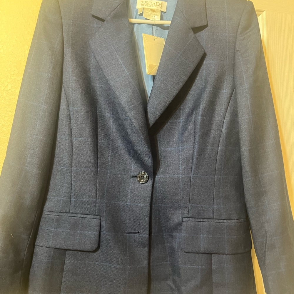 Beautiful Escada Blazer 100% Cashmere w/ tags P2P 17